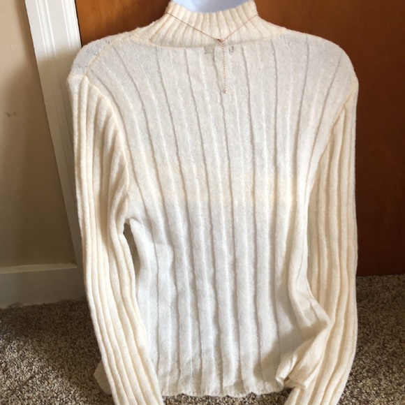 🆑🚫SOLD🚫NWOT Cream Polyester Sweater ❄️ - Picture 3 of 13